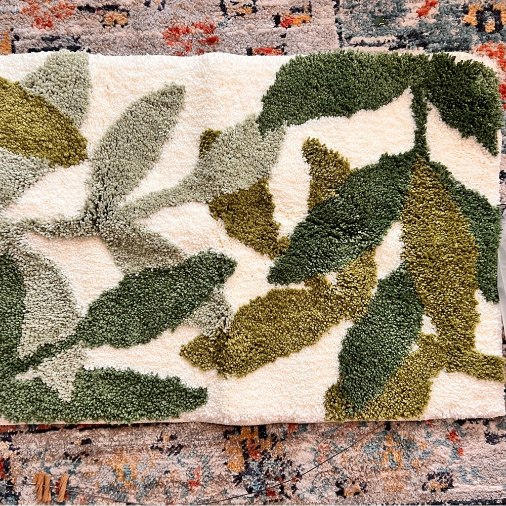 Cream with greenery bath mat
